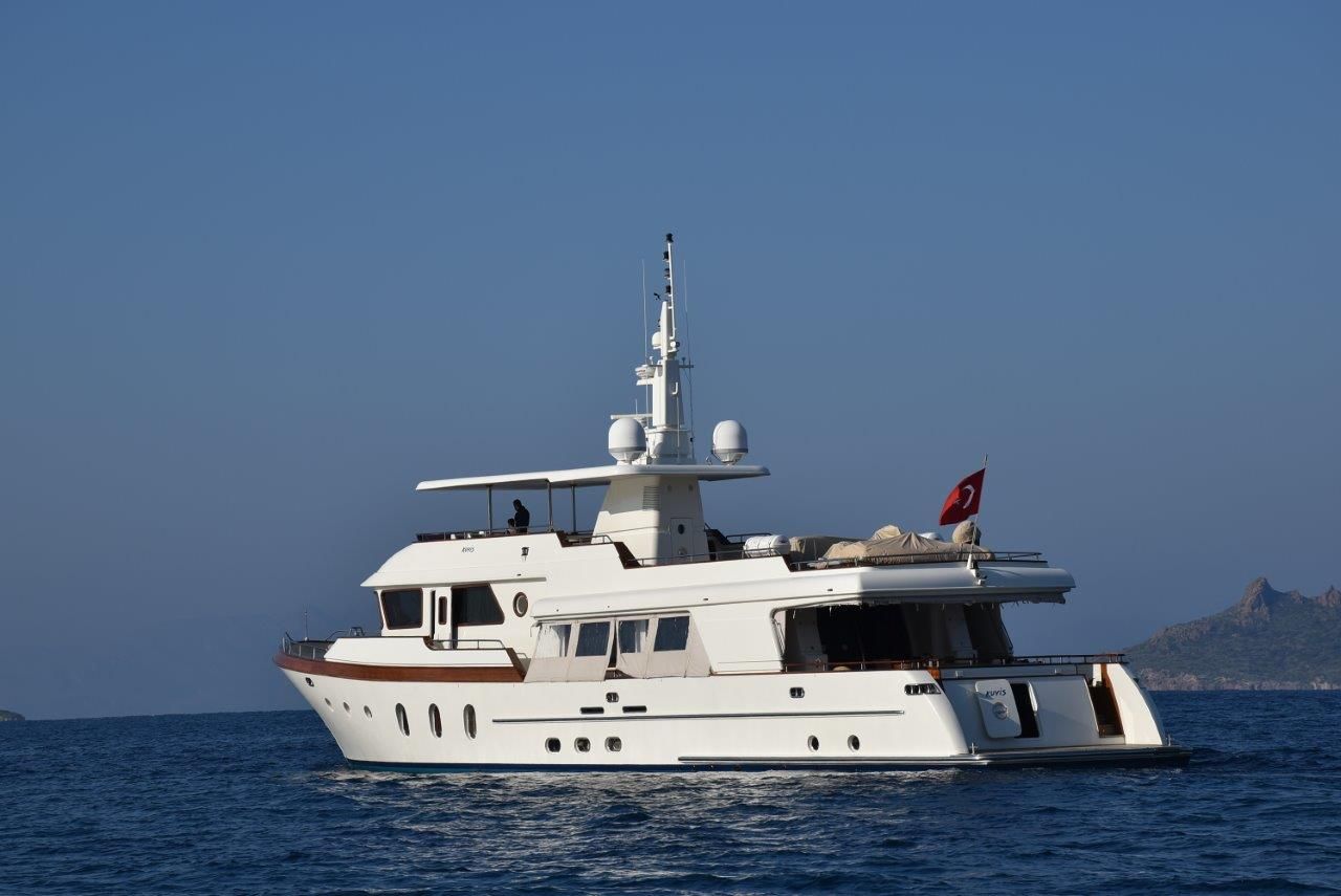 motor-yacht-charter